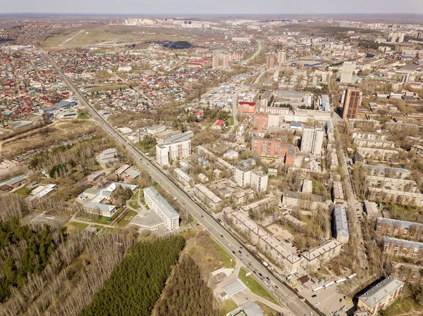 旧的和新的俄罗斯建筑在绿色地区的哭了与许多汽车 Zhukovskogo 新西伯利亚 — 图库照片