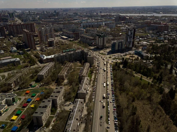 Las Mieście Nowosybirsk Siberia Różnych Drzew Roślin Niektórych Budynków Nim — Zdjęcie stockowe