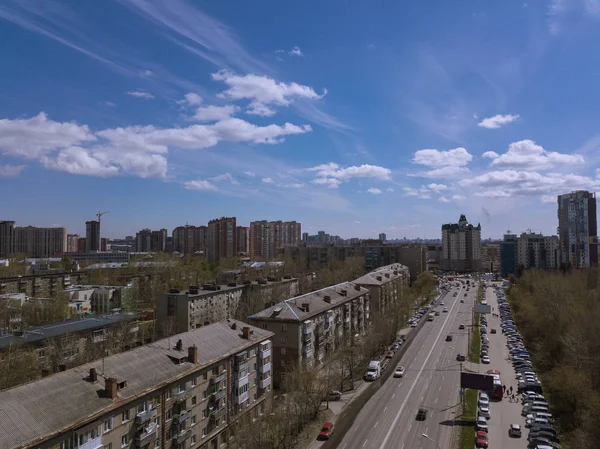 Nuvens Céu Azul Wih Edifícios Sob Eles Novosibirsk Rússia Ruas — Fotografia de Stock