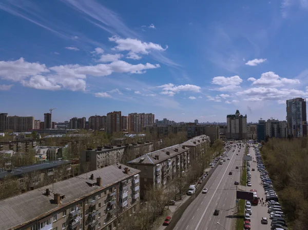 ノヴォシビルスク ロシアそれらの下で青空 Wih 建物雲 スカイライン — ストック写真