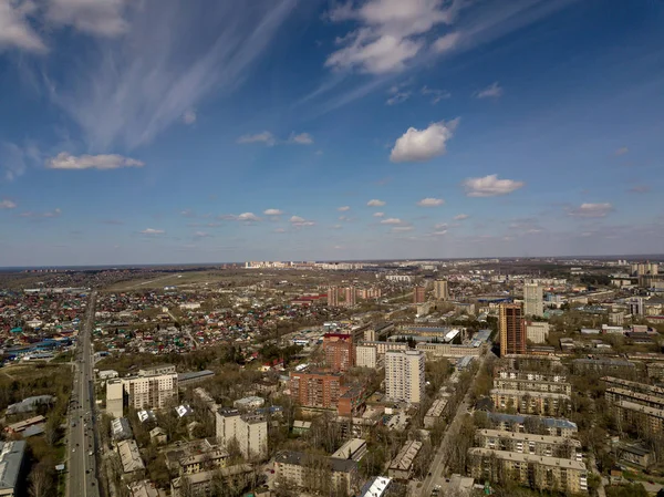 ノヴォシビルスク ロシアそれらの下で青空 Wih 建物雲 スカイライン — ストック写真
