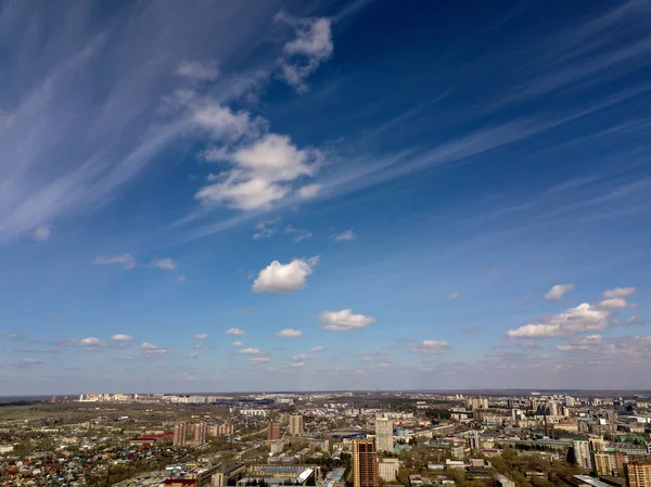 Nuvens Céu Azul Wih Edifícios Sob Eles Novosibirsk Rússia Ruas — Fotografia de Stock