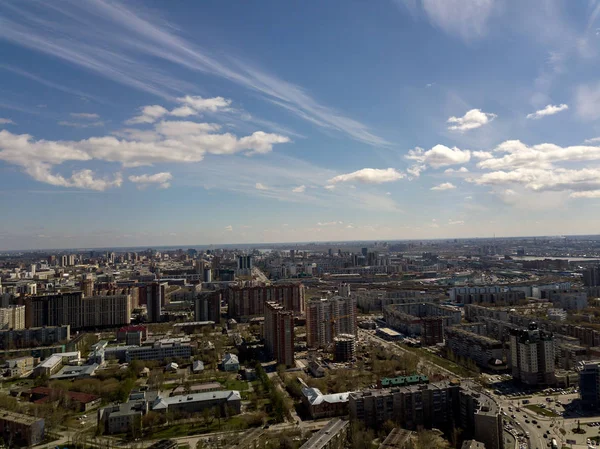 Wolken Blauen Himmel Mit Gebäuden Darunter Nowosibirsk Russland Straßen Und — Stockfoto