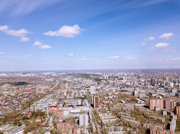 ノヴォシビルスク ロシアそれらの下で青空 Wih 建物雲 スカイライン — ストック写真