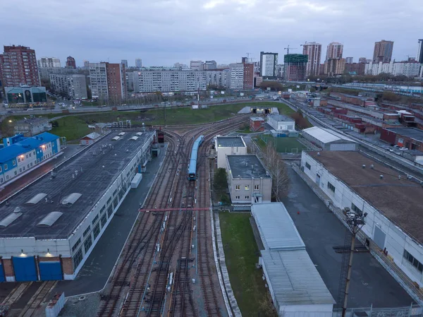 ノヴォシビルスク ロシアの小屋に行くレールの多くの地下鉄鉄道デポ — ストック写真