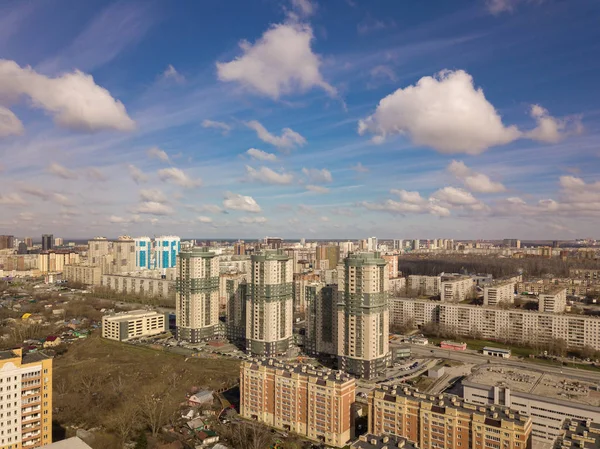 Drei Gebäude Der Stadt Grün Und Grau Und Blauem Himmel — Stockfoto