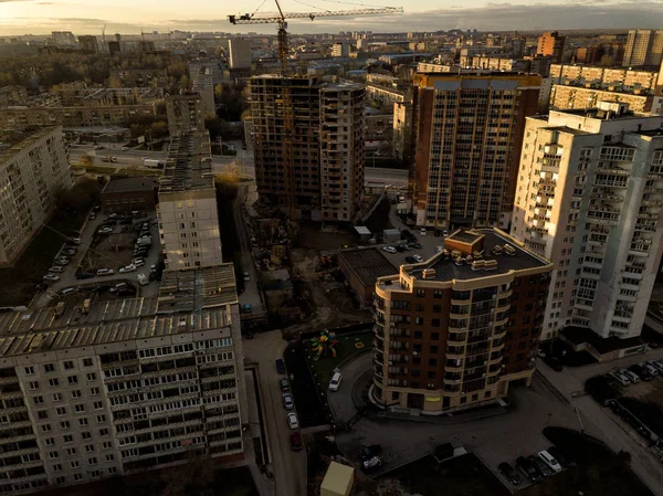 Novosibirsk, Rusya ve cloudsare yukarıdaki mavi gökyüzü farklı binalarda
