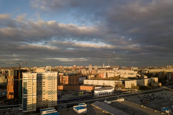 Diferentes Edificios Novosibirsk Rusia Cielo Azul Con Nubes Están Por — Foto de Stock