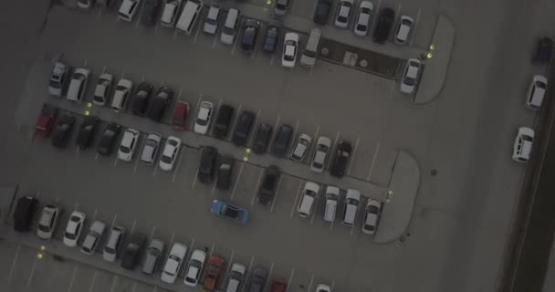 在购物中心附近的汽车鸟瞰停车场上升和旋转反对小时手 — 图库视频影像