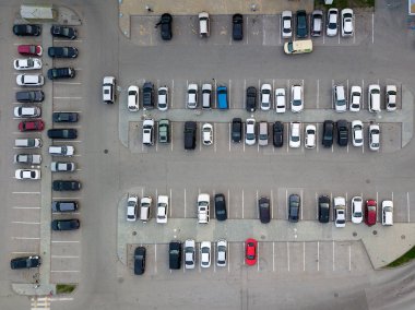 Çok sayıda farklı markalar ve kaotik bir şekilde Alışveriş Merkezi yakınındaki bir park yerinde duran renk araba hava görünümünü. Beyaz şeritler ve kaldırımlar bölen tarafından bölünmüş Park