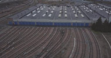 Bir sürü döken mavi kapılı merkezi olacak raylar ile metro tren depo uçan hava görünümünü fo şehrin yüksek ayakta lambalı.