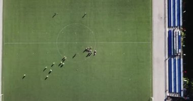Oyuncular, yeşil çim Rusya'da az sayıda ile Fansız bir futbol sahası üzerinde uçuş havadan görünümü. 
