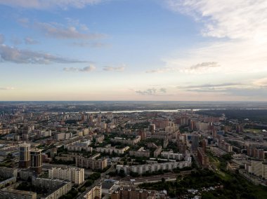 Havadan görünümü eski ve yeni binalar şehrin gökdelenler ile. Rus sokakları, Novosibirsk.