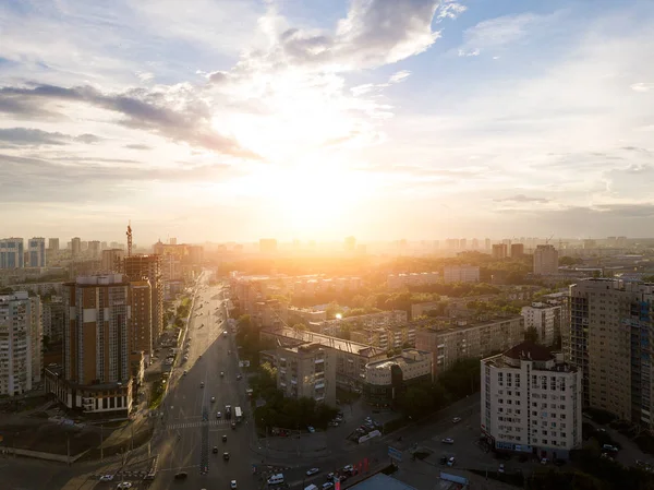 古い空撮と青空と雲と高層ビルが付いている都市の新しい建物 地平線上センターで太陽が明るく照らしています ノヴォシビルスク ロシア街 — ストック写真
