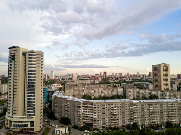 つの高層ビルと青空とホリゾントの雲が付いている都市の古い長い建物の空撮 ノヴォシビルスク ロシア街 — ストック写真