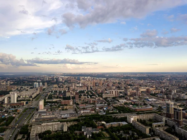Flygfoto Gamla Och Nya Byggnader Staden Med Skyskrapor Ryska Gator — Stockfoto