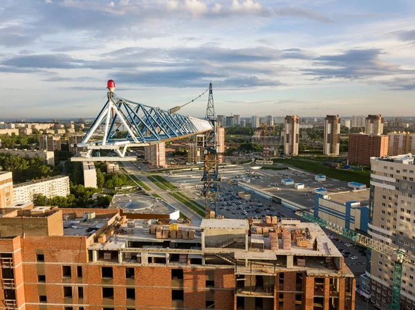 Vista Aérea Close Uma Nova Casa Moderna Construção Com Guindaste — Fotografia de Stock