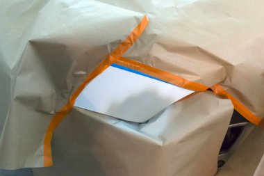 Vücut beyaz arabanın sol ön kanat kısmi boya tamir dükkanı. Suv mavi ve turuncu bant ile yapıştırılan sarı kalın kağıt parçaları ile kaplıdır.