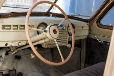 Novosibirsk, Rusya - 06.07.2018: Sovyetler Birliği siyah Gaz m-20 pobeda yayımlanan yönetici sınıfının eski Rus otomobilin paneli ve aygıtlar