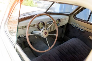 Novosibirsk, Rusya - 06.07.2018: Sovyetler Birliği siyah Gaz m-20 pobeda yayımlanan yönetici sınıfının eski Rus otomobilin paneli ve aygıtlar