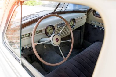 Novosibirsk, Rusya - 06.07.2018: Sovyetler Birliği siyah Gaz m-20 pobeda yayımlanan yönetici sınıfının eski Rus otomobilin paneli ve aygıtlar