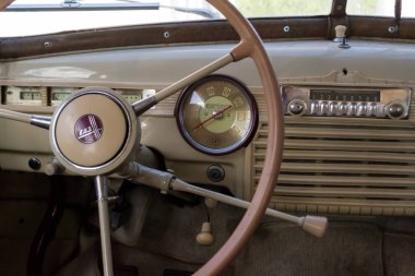 Novosibirsk, Rusya - 06.07.2018: Sovyetler Birliği siyah Gaz m-20 pobeda yayımlanan yönetici sınıfının eski Rus otomobilin paneli ve aygıtlar