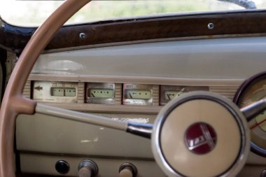 Novosibirsk, Rusya - 06.07.2018: Sovyetler Birliği siyah Gaz m-20 pobeda yayımlanan yönetici sınıfının eski Rus otomobilin paneli ve aygıtlar