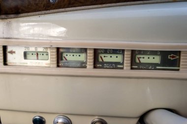 Aletler ve Sovyetler Birliği'nde serbest yönetici sınıfının eski Rus otomobilin paneli 