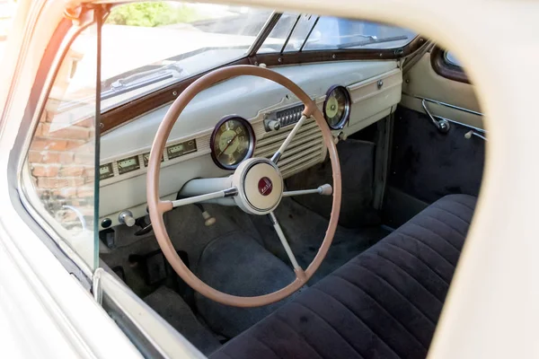 Novosibirsk, Rusya - 06.07.2018: Sovyetler Birliği siyah Gaz m-20 pobeda yayımlanan yönetici sınıfının eski Rus otomobilin paneli ve aygıtlar