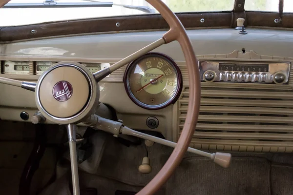 Novosibirsk, Rusya - 06.07.2018: Sovyetler Birliği siyah Gaz m-20 pobeda yayımlanan yönetici sınıfının eski Rus otomobilin paneli ve aygıtlar