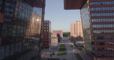 Academpark Teknopark Novosibirsk akademik İlçesi - büyük bir bina laboratuvarlar ve yenilikçi projeler, teknik bir charactere buluşlar güneşli bir gün batımında havadan görünümü