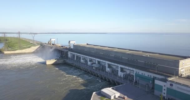Luchtfoto Aan Novosibirsk Waterkrachtcentrale Met Waterval Een Zonnige Zomer Windstille — Stockvideo