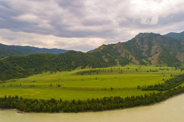 カトゥニ川川 夏にアルタイ山脈の空に灰色の雲で 自然の風景の眺め — ストック写真