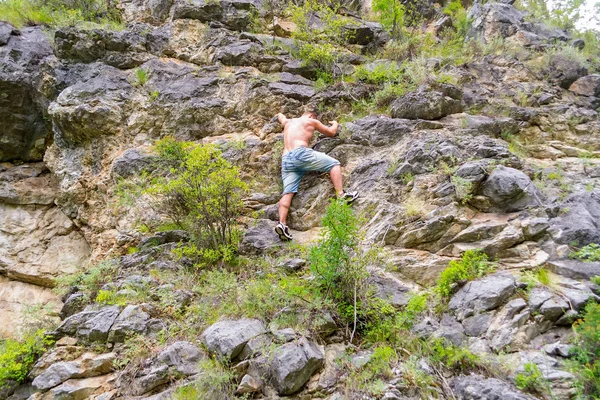 Jovem Alpinista Camisas Jeans Tronco Sobe Rochas Até Topo Nas — Fotografia de Stock