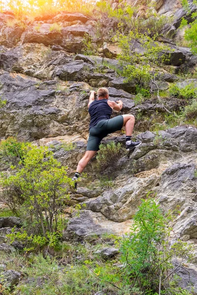 Jovem Alpinista Roupas Esportivas Sobe Rochas Para Topo Nas Montanhas — Fotografia de Stock