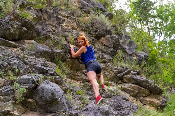 Молодая Рыжая Девушка Альпинистка Спортивной Одежде Поднимается Вершину Скал Горах — стоковое фото