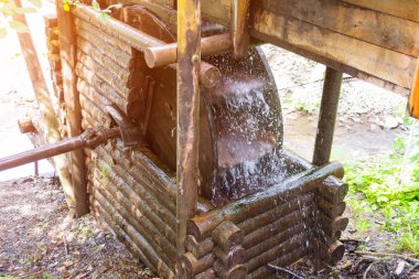 Eski bir su değirmeni elektrik, güzel bir gün ile hangi su akan bir şelale püskürtme şekillendirme damla üreten altay dağlarında