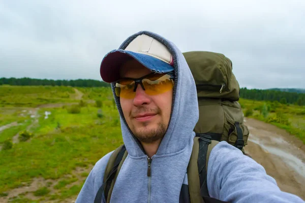 Joven Turista Con Bigote Barba Cara Viaja Una Sudadera Gris — Foto de Stock