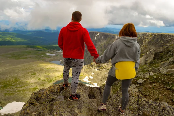 Jovem Casal Amoroso Turistas Mãos Dadas Cima Penhasco Olhando Para — Fotografia de Stock