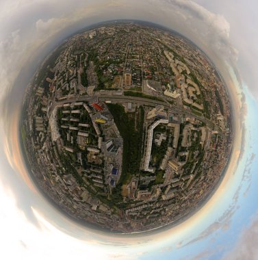 Panorama fotoğraf gezegenden bölümünün görünümünü yeşil ağaçların ile şehrin dolambaçlı trafik, sokaklar ve binalar ile Meydanı havadan görünümü