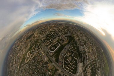 Panorama fotoğraf gezegenden bölümünün görünümünü yeşil ağaçların ile şehrin dolambaçlı trafik, sokaklar ve binalar ile Meydanı havadan görünümü