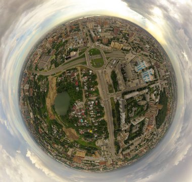 Panorama fotoğraf gezegenden bölümünün görünümünü yeşil ağaçların ile şehrin dolambaçlı trafik, sokaklar ve binalar ile Meydanı havadan görünümü