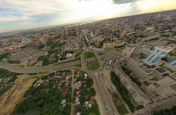 正方形的鸟瞰在城市以回旋的交通 街道和大厦与绿树在地球的部分的看法从全景相片 — 图库照片