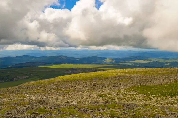 青い空白い雲とアルタイ山脈で太陽光線の下で新鮮な夏の日 丘の石で覆われている山 緑豊かな緑の芝生と光が殺到緑の谷の風景 — ストック写真
