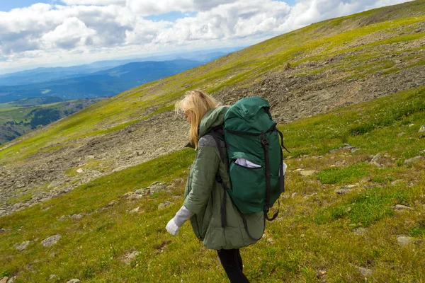 Chica Joven Viajar Con Gran Mochila Verde Bajar Colina Las — Foto de Stock