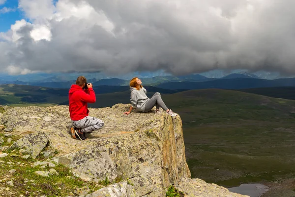 Una Pareja Amorosa Está Pie Montaña Toma Una Foto Chica — Foto de Stock