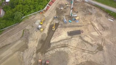 Üç İpucu kamyon kum ve toprak bir şantiye ve köy yolunda hedef yükleme bekleyen yanyana duran hava üstten görünüm