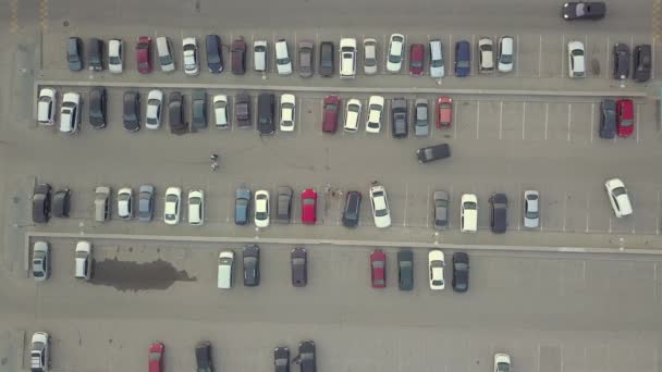 Volando Sobre Vista Aérea Gran Número Coches Diferentes Marcas Colores — Vídeo de stock