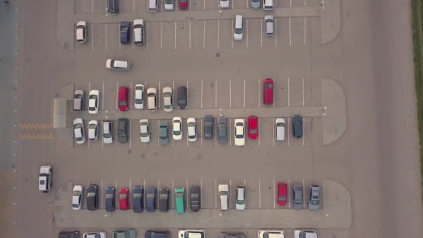 Volando Sobre Vista Aérea Gran Número Coches Diferentes Marcas Colores — Vídeo de stock