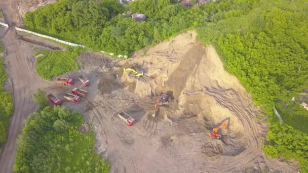 Tres Excavadoras Cargan Piedra Triturada Arena Camiones Volquete Vacíos Que — Vídeos de Stock
